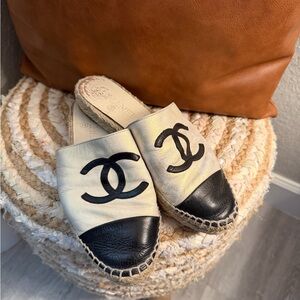CHANEL Women's Black and Cream Espadrille Slides
